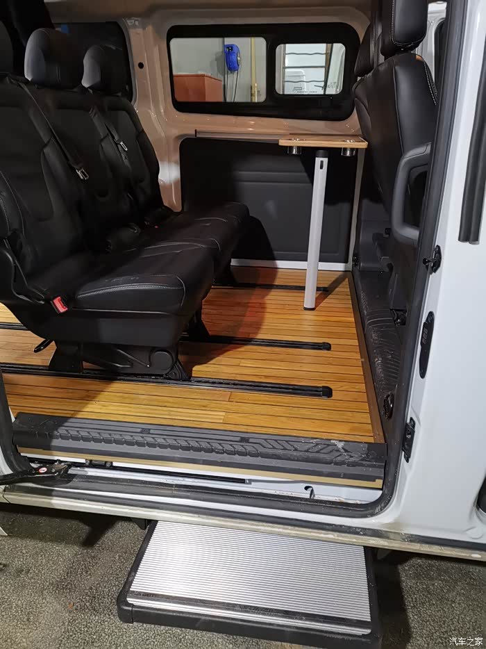 新全顺改装奔驰座椅轨道柚木地板施工