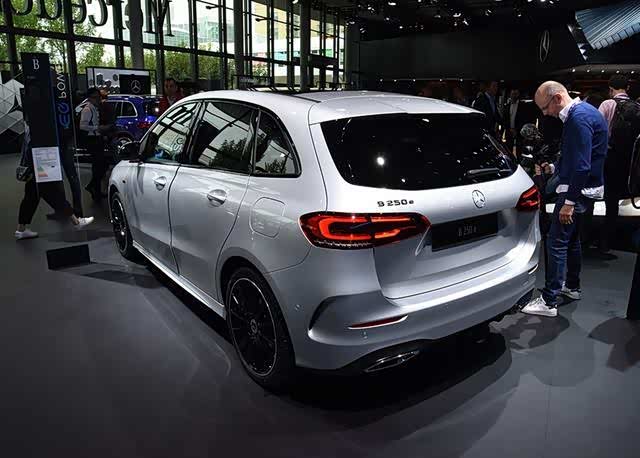 插电形式的奔驰b250e