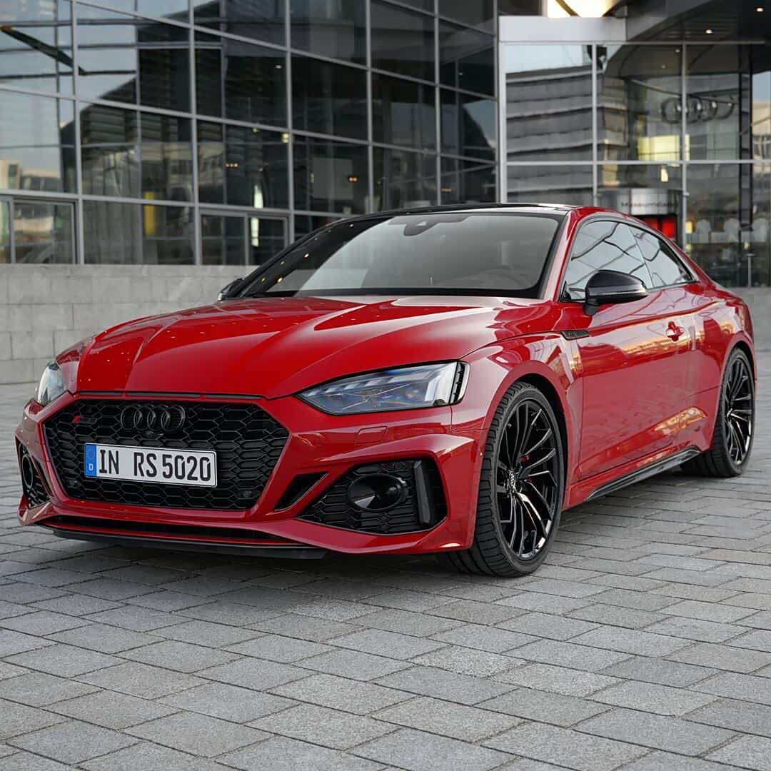 奥迪rs 5 coupe红色的外观风格非常帅气