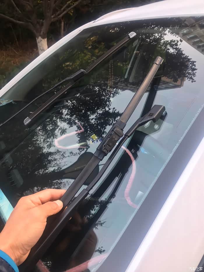 其实更换雨刷很简单,雨刷中间的位置有一个凸起的小方块,按下去向上一