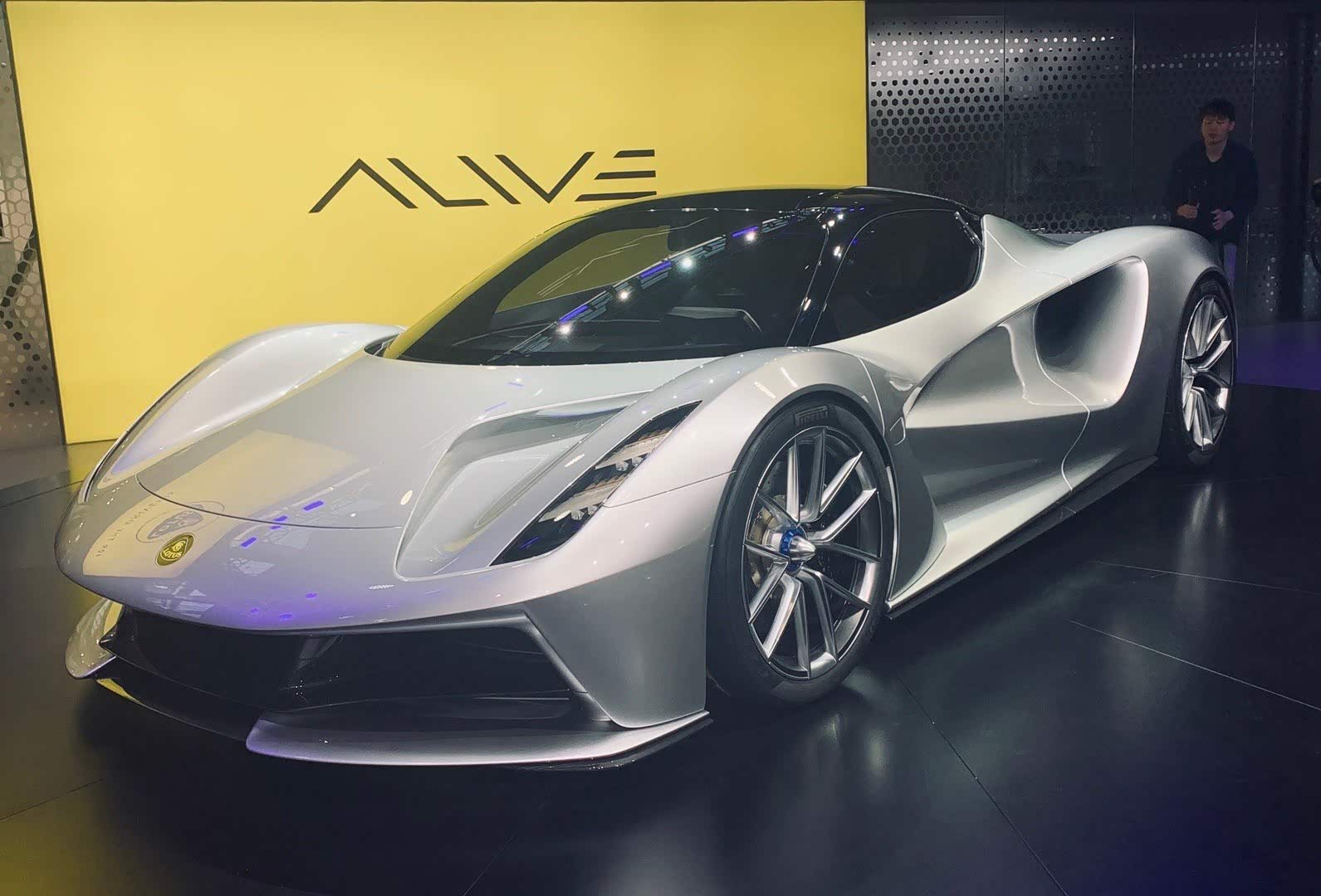 现场看路特斯evija还是挺亲切.帅气十足.