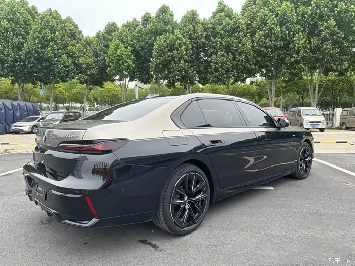 双拼色宝马7系回头率五颗星