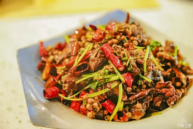 辣炒的鸽子也是现杀现炒, 鸽子的肉质饱满且结实