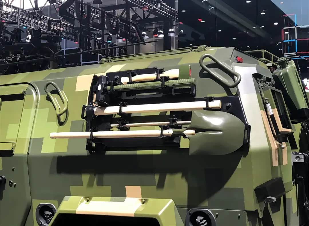 外观来看,三代猛士相比上代车型要精致了许多!