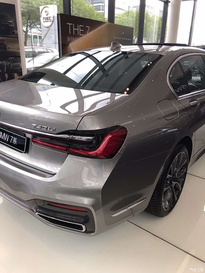 今天去看宝马新7系对多宁顿灰车漆的体会