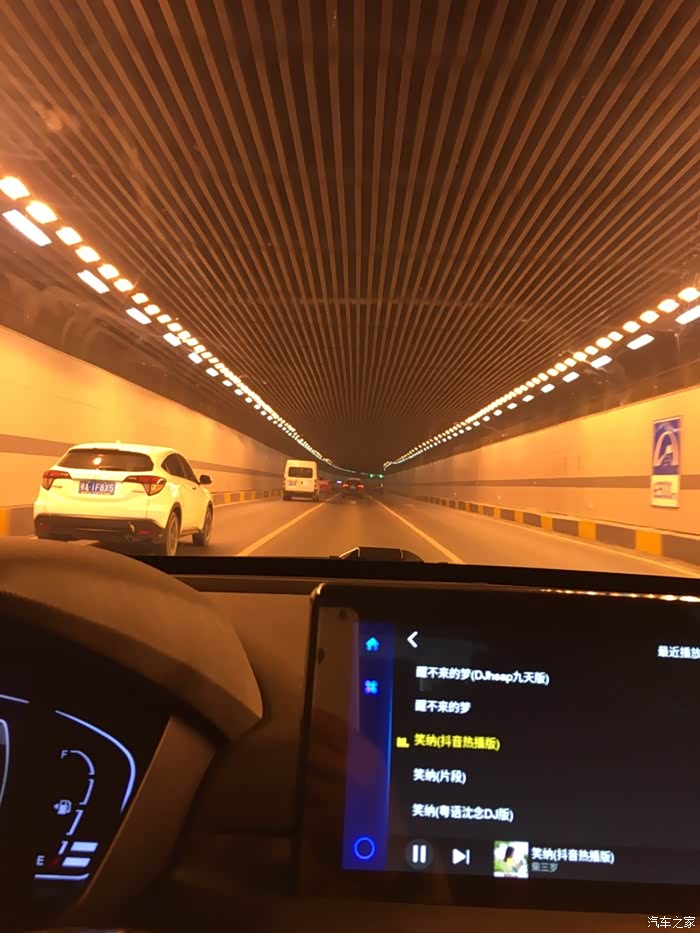 隧道里面的灯光效果也是相当的漂亮