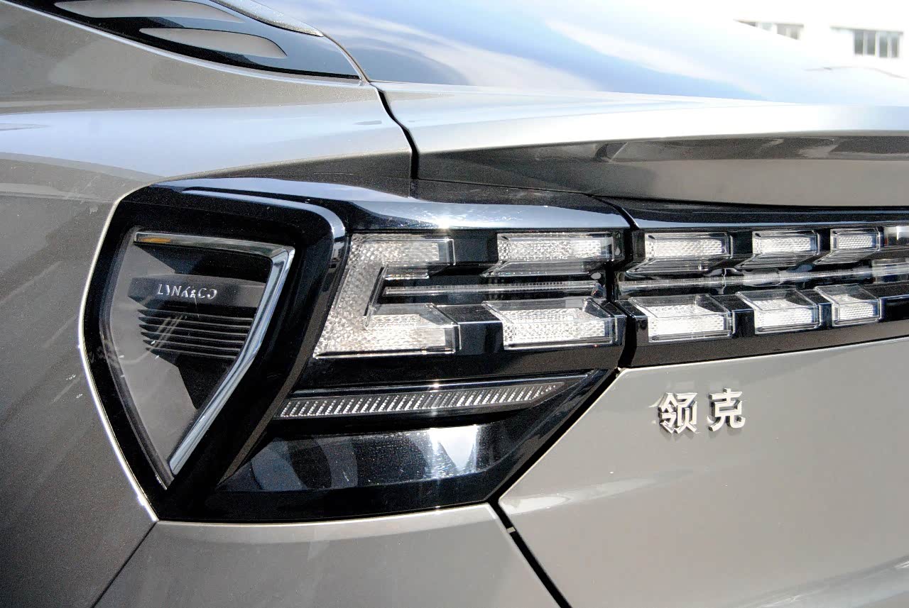 和一般车不同的,领克05的日间行车灯在大灯的上方.