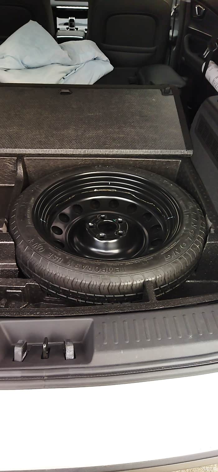 今天动手把备胎拆下洗干净放在了后备箱上