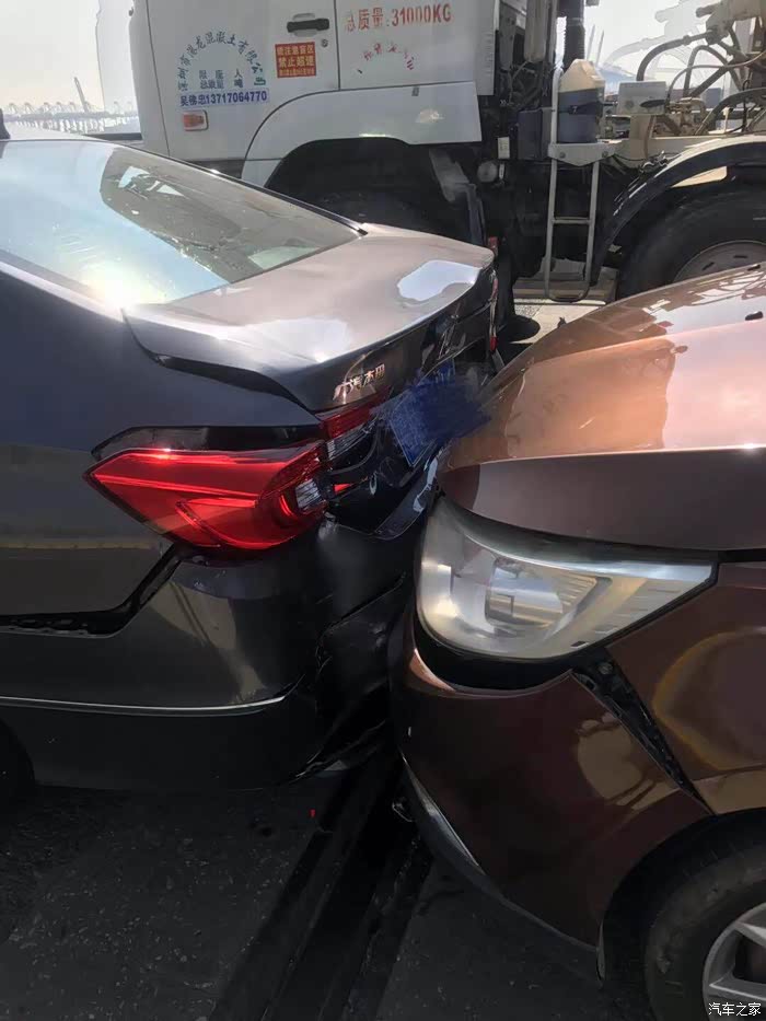 上牌一个月高速被两车追尾