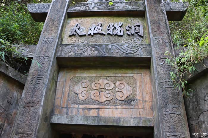 下山可原路返回,也可穿过太极猫洞,直达龙进溪景区.