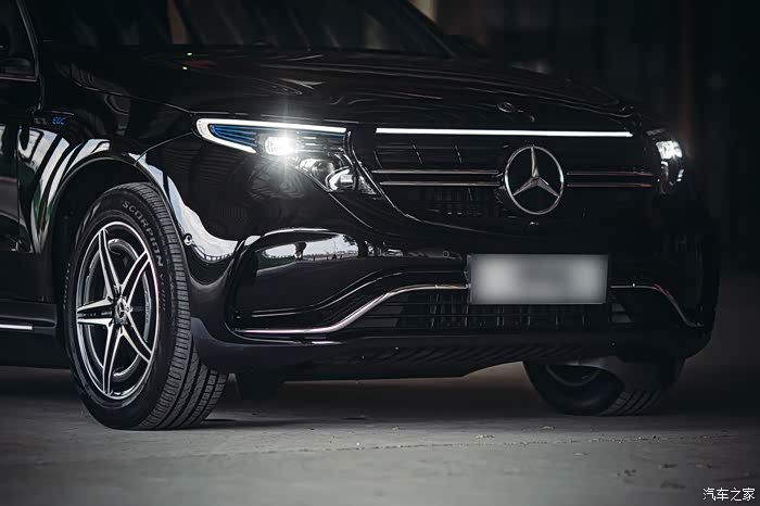 奔驰eqc曜岩黑外景实拍