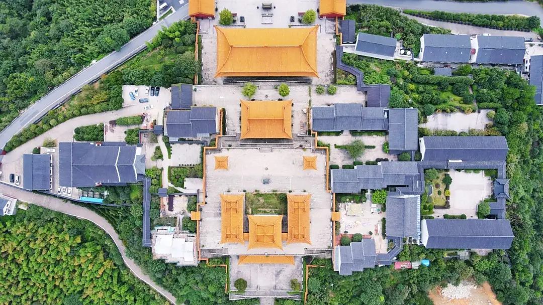 龍華寺是全國單體最大的皇家園林式寺廟建築.