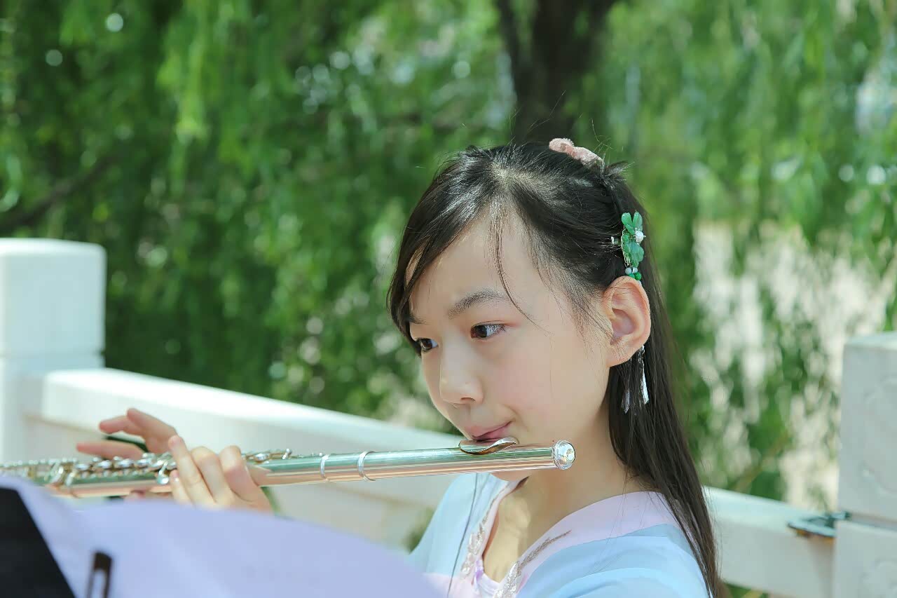 黄河边吹笛子的小姑娘,清纯如莲