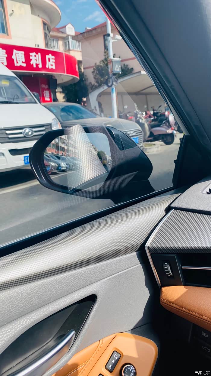 前排2块玻璃的反光