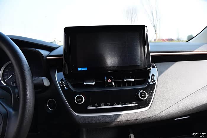 车子前排操控台看上去很清爽,立式中控屏的存在,让车子一下又上升一个