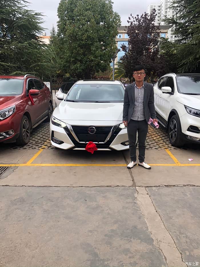 成功提到爱车,合影留念一下,就是照得不太好