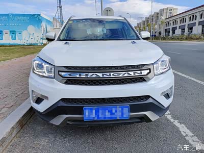 宽大厚重的车头设计更显得硬朗大气.