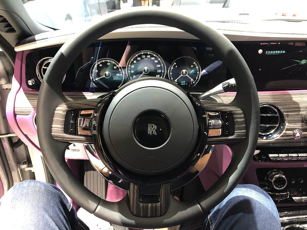 全新一代劳斯莱斯古思特真滴好看,觉得圆润前脸的设计更具魅力