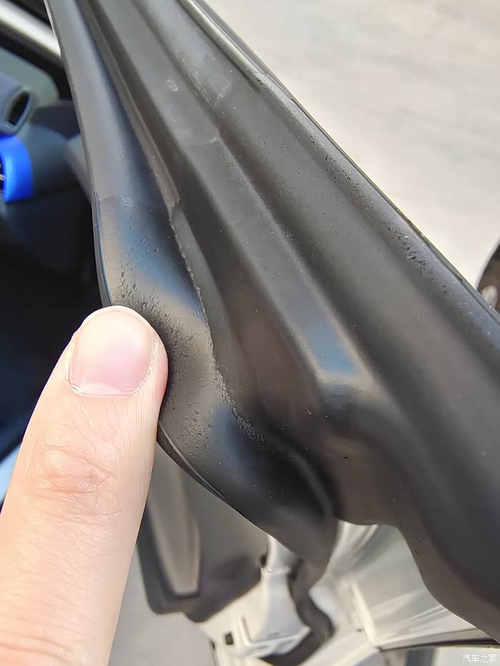 奕泽车门橡胶不同程度老化开裂