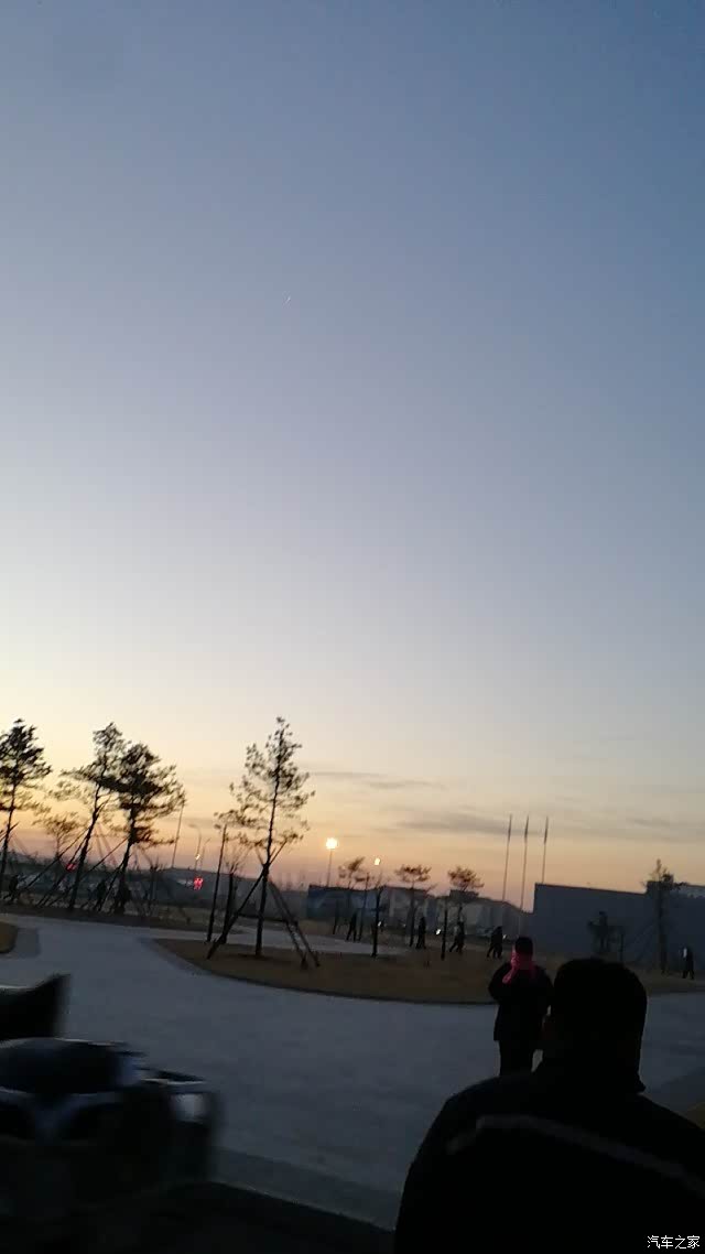 天刚蒙蒙亮,也许现在的你还在暖暖的被窝里还没起床.