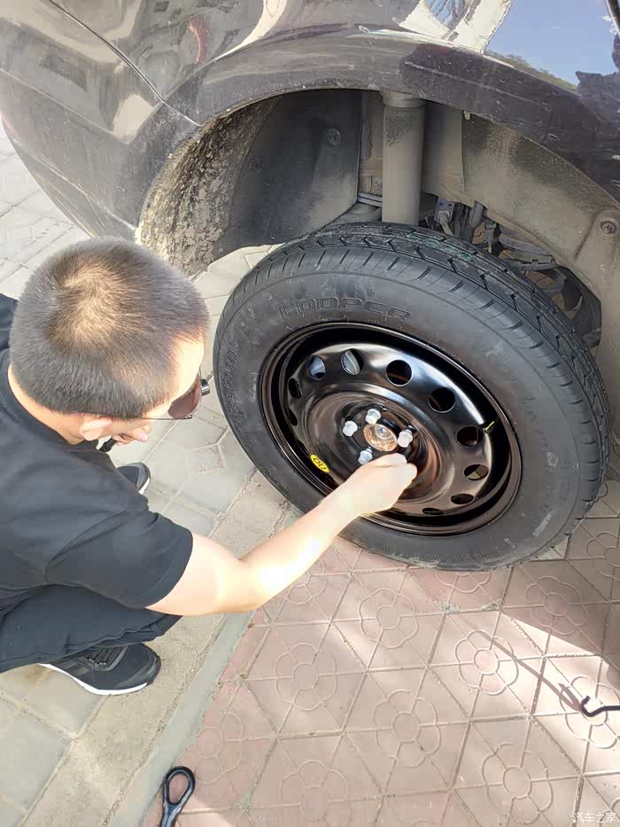 备胎更换作业,送给没体验过的车友
