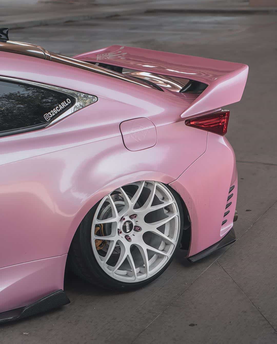 雷克萨斯这粉红色漂亮吗?