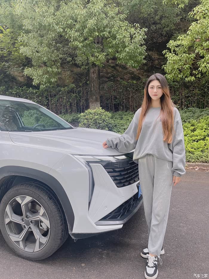 28岁美女与吉利博越l往事随风不可追