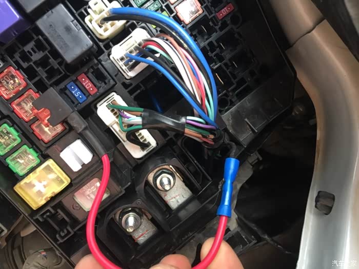 雷凌185t发动机舱,保险丝盒有acc电源线吗?