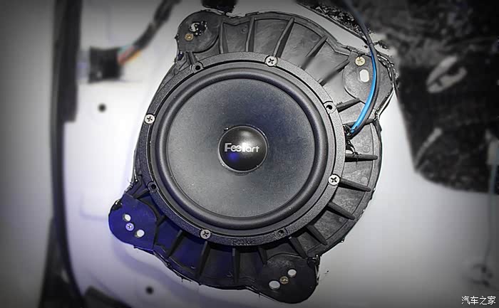 丰田埃尔法升级汽车音响,芬朗的喇叭还不错,改装两对入门级喇叭