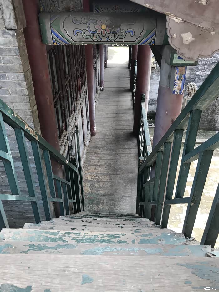 斑驳的廊檐下,是沧桑历史.