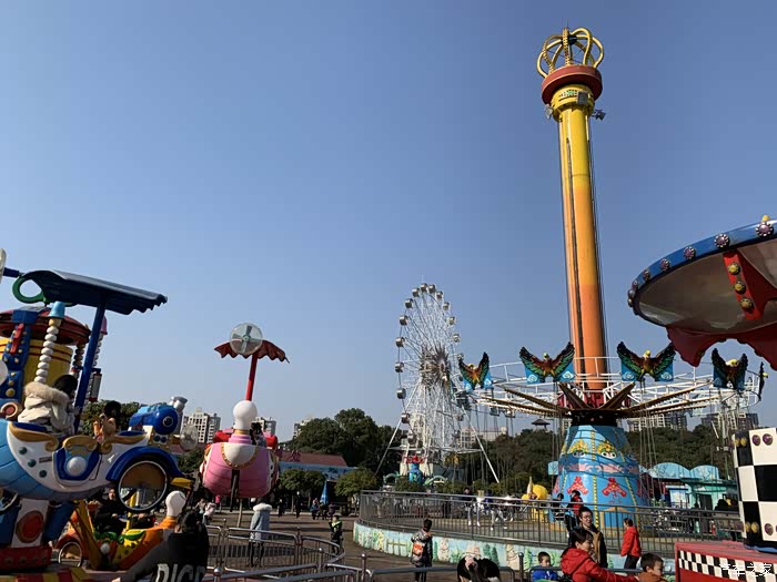 简单粗暴元旦假期游乐场的狂欢