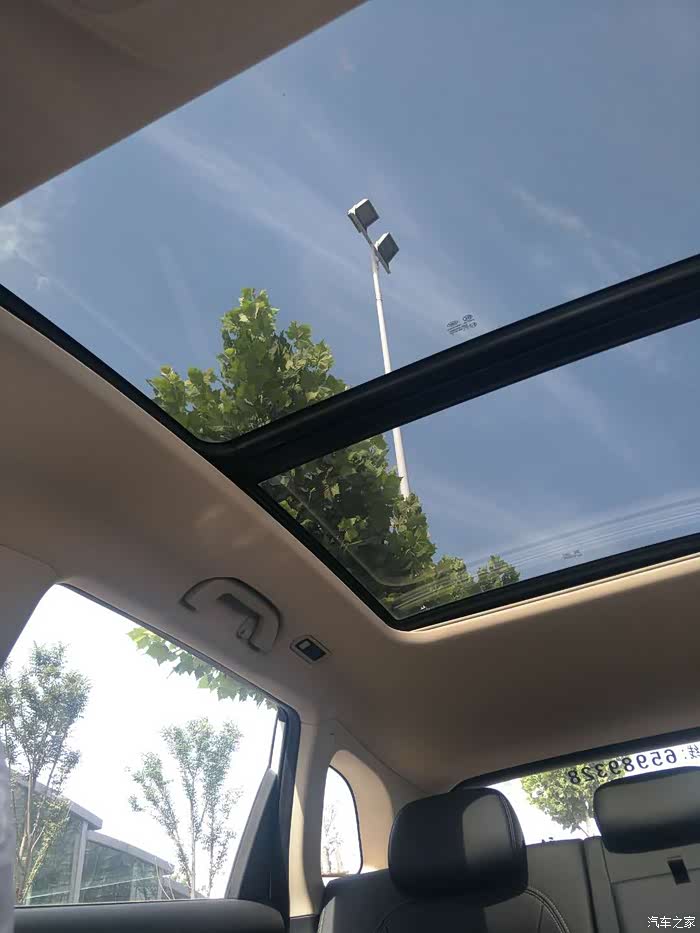 宽天幕式天窗由自主让我站起来,呼吸下外面新鲜空气.哈哈