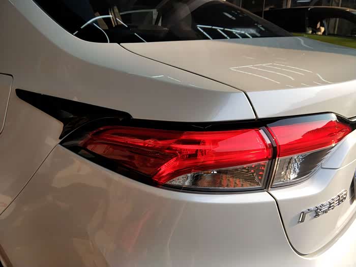 新雷凌尾翼运动版的尾翼安装豪华车好看外加尾灯饰条