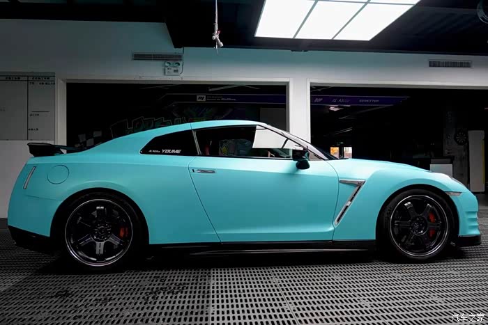 gtr这样改你喜欢吗?车主"素"改蒂芙尼蓝