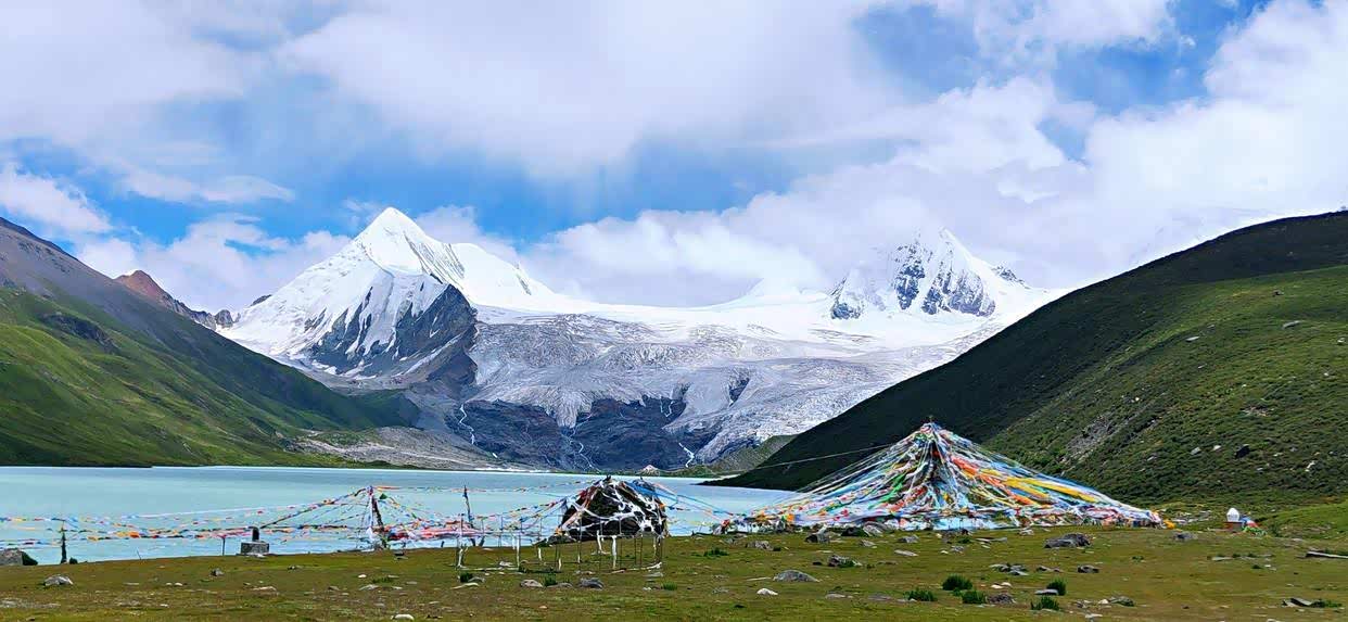 西藏比如县萨普神山萨普冰川,只有走近了,才能体会到它的美.