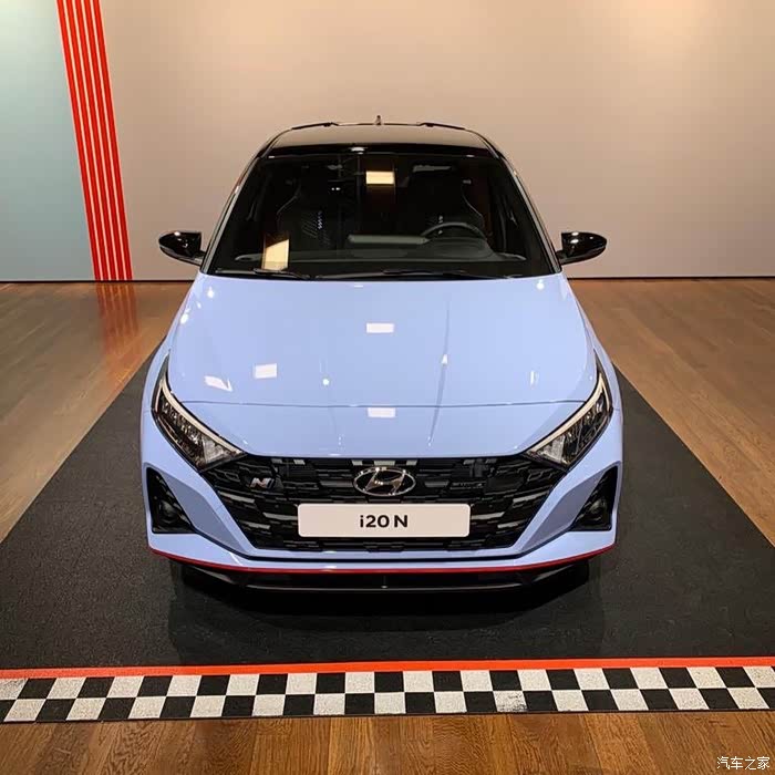 现代i20n是一款非常有运动感的钢炮,外观的造型更加有运动感