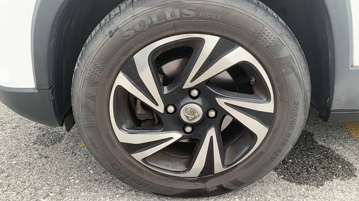 双色的轮毂设计即时尚个性有耐用防腐蚀,轮胎也是锦湖或者玲珑的品牌