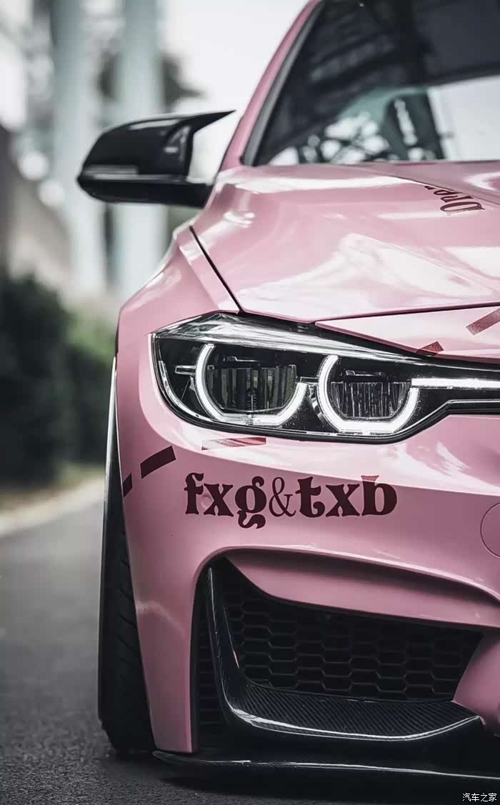 粉猪涂装的宝马3系,停在路边很容易被妹子围观!