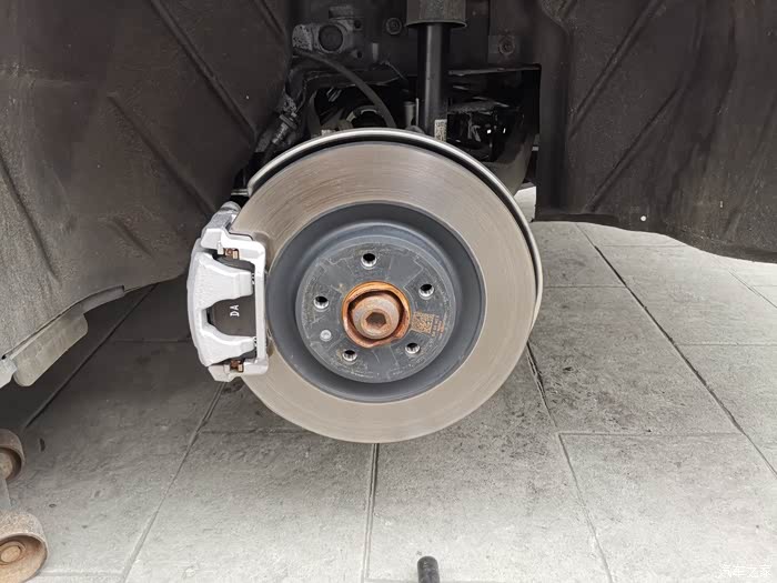 【图】新车轮毂转轴锈蚀正常吗?_维修保养论坛_汽车之家论坛