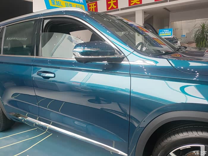 我问过了销售员,这个车的颜色属于是翠羽蓝的,外观颜色看着也行