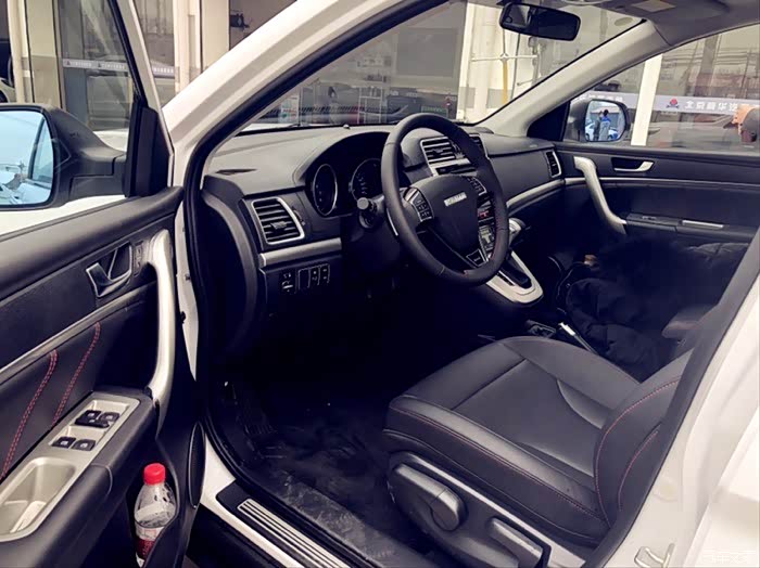 前排一览,空间很大有木有,我178的身高坐进去头顶还有富余