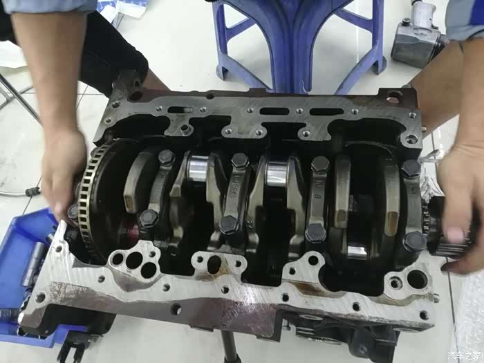 奥迪a6大修发动机治理烧机油抖动两大问题