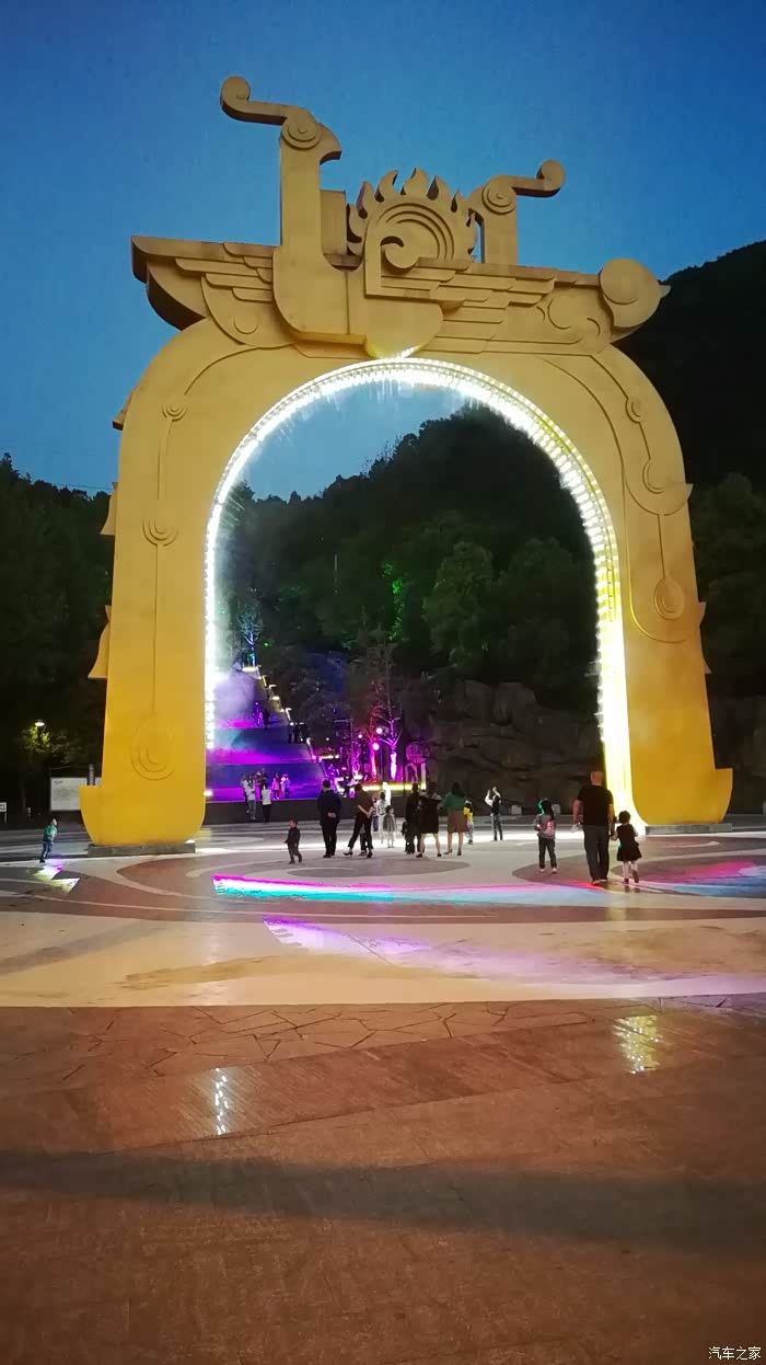 晚饭后爬爬山看看夜景还是不错滴还能帮助消化