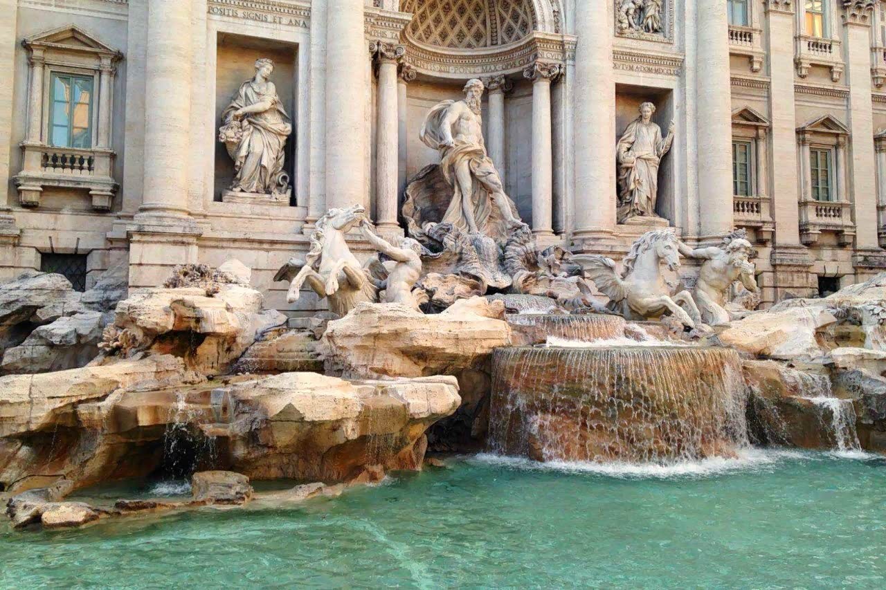 罗马特莱威喷泉许愿池,传说当情侣一起向池中投入硬币爱情就永恒