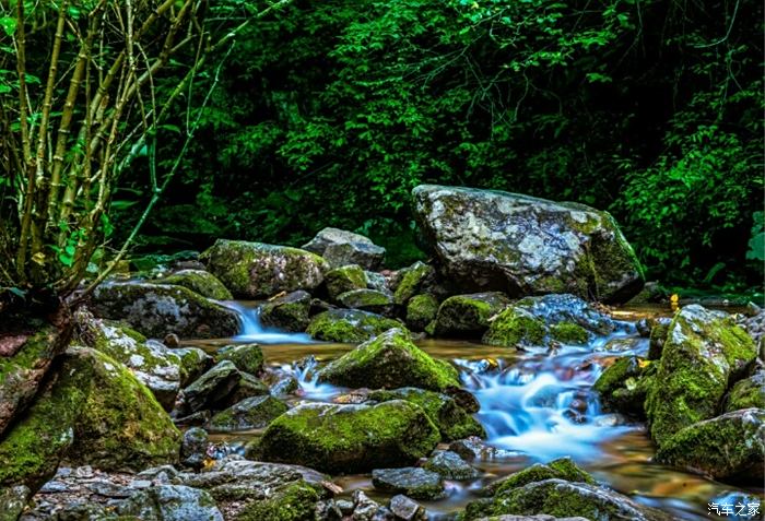 山澗溪水涓涓流淌遊本溪綠石谷