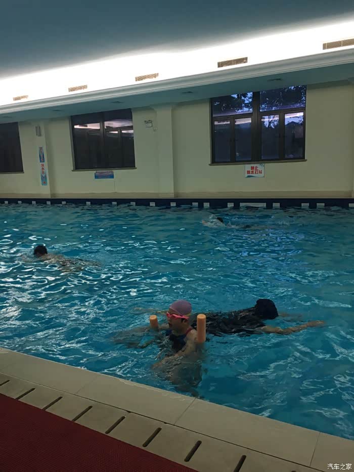 清凉一夏 游泳嗨起来