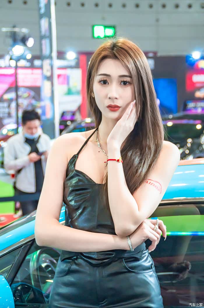 【图】可爱,霸气等多款皮裙女模特,点击就能观看!