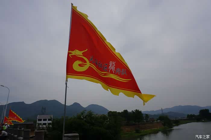 船桨划水上下翻飞端午节看龙舟赛