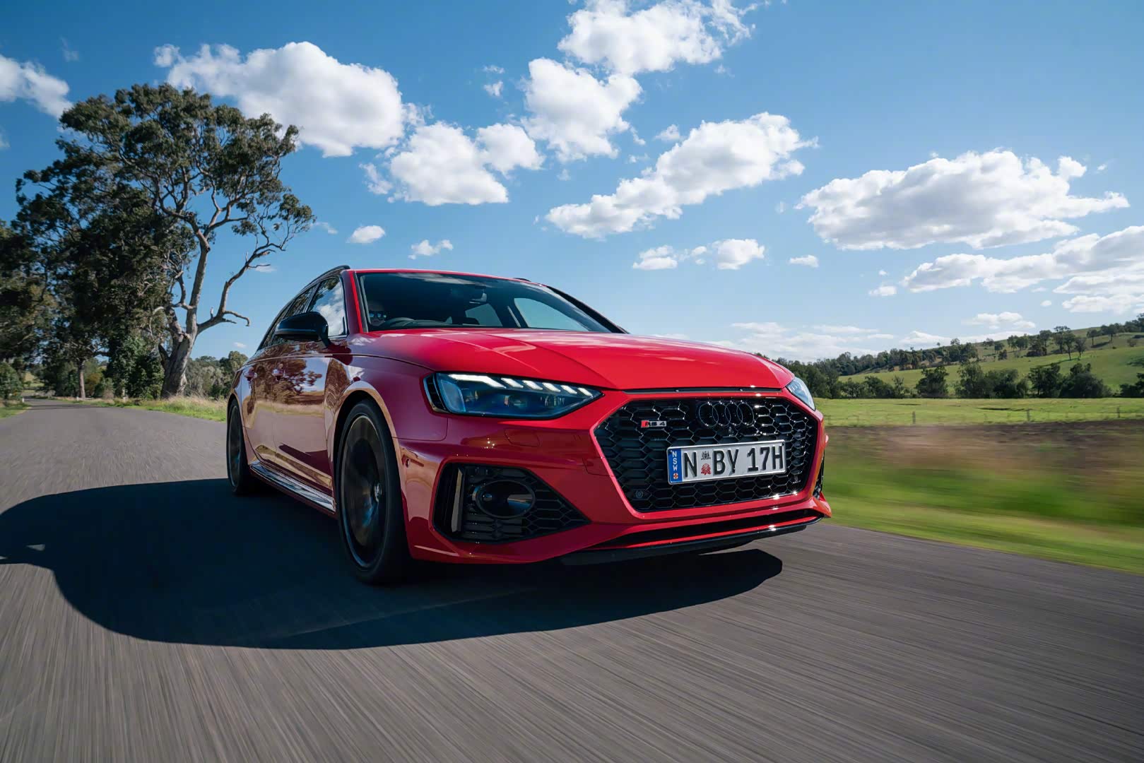 红色2020 奥迪 rs 4 avant,看着真不错!