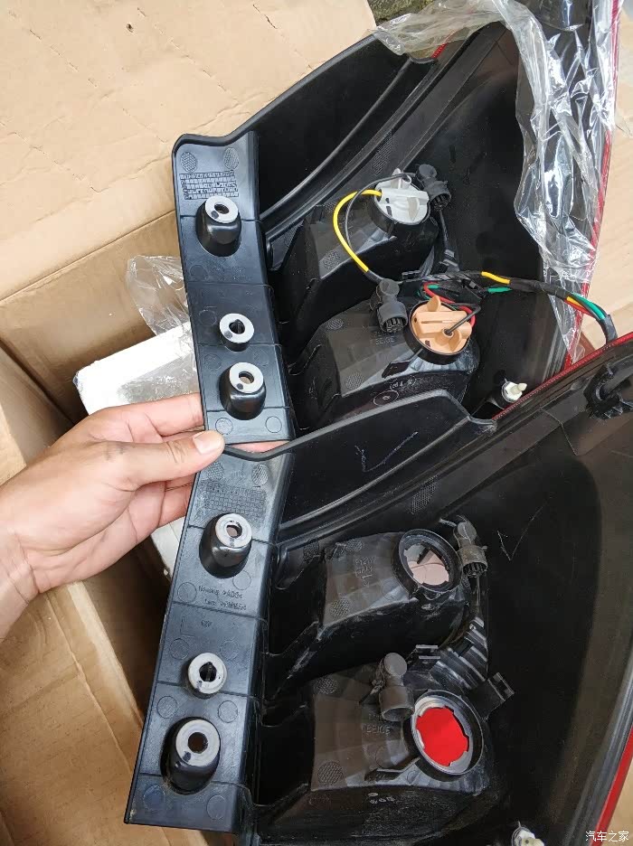 自己更换左外侧尾灯